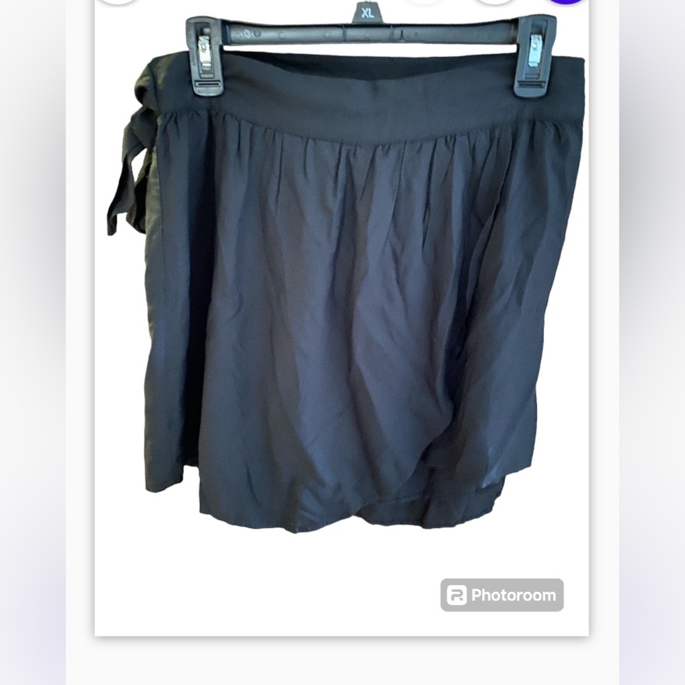 Shore‎ wrap skorts.  NWT. Black wrap around. Size large. - Picture 4 of 9